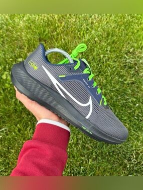 Brand New Nike Zoom Pegasus 40 NFL Seattle Seahawks Running Shoes Size 9 US